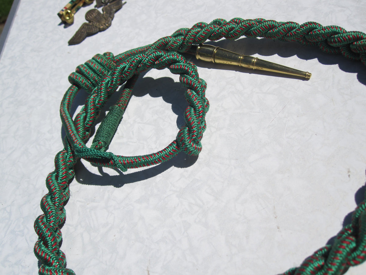 mir unbekanntes Uniformteil Effekten Achselschnur Frankreich USA ??