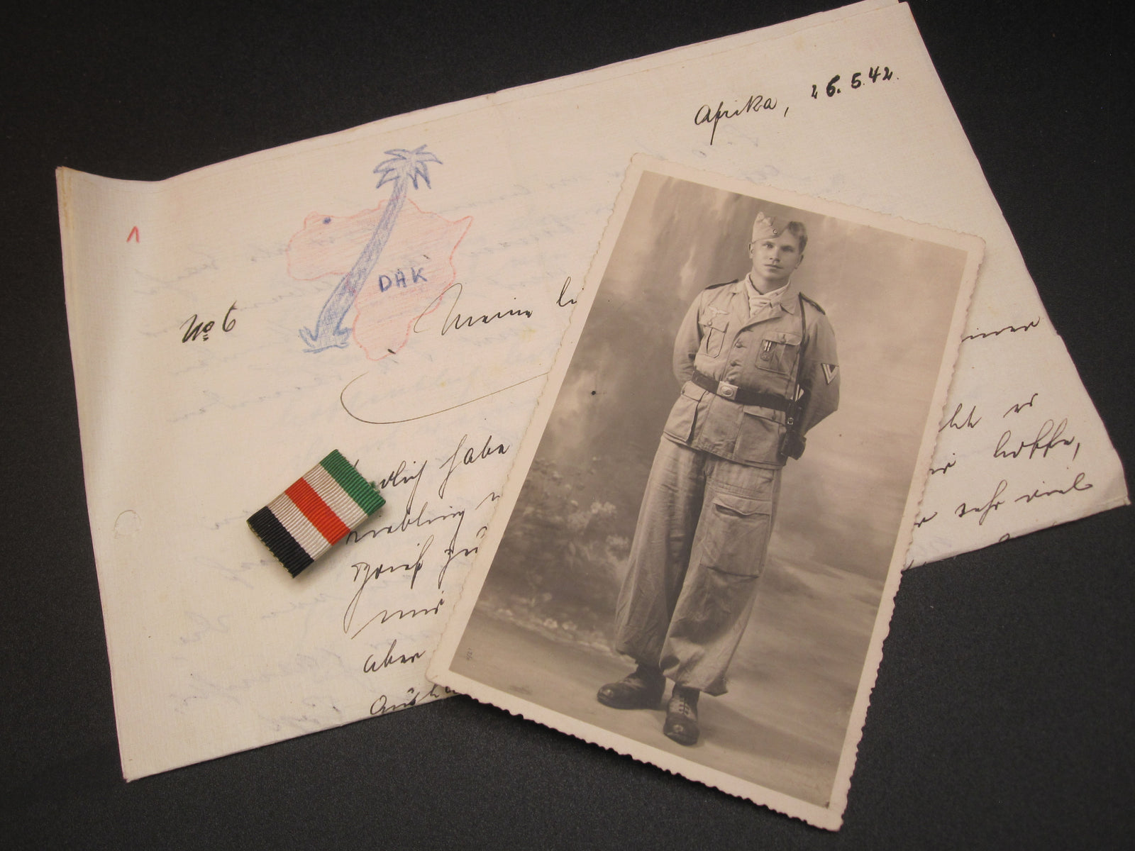 Uniformfoto Luftwaffensoldat dabei Feldspange & Feldpost aus AFRIKA