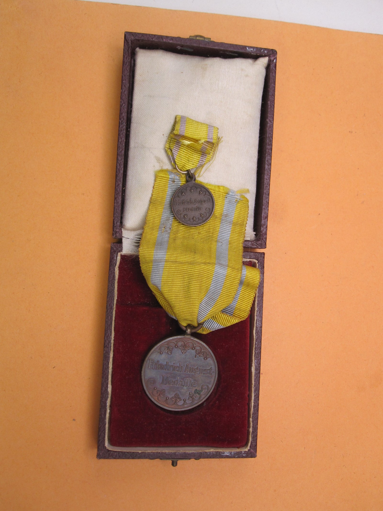 Set Sachsen Friedrich August Medaille in Bronze im Verleihungsetui mit Miniatur