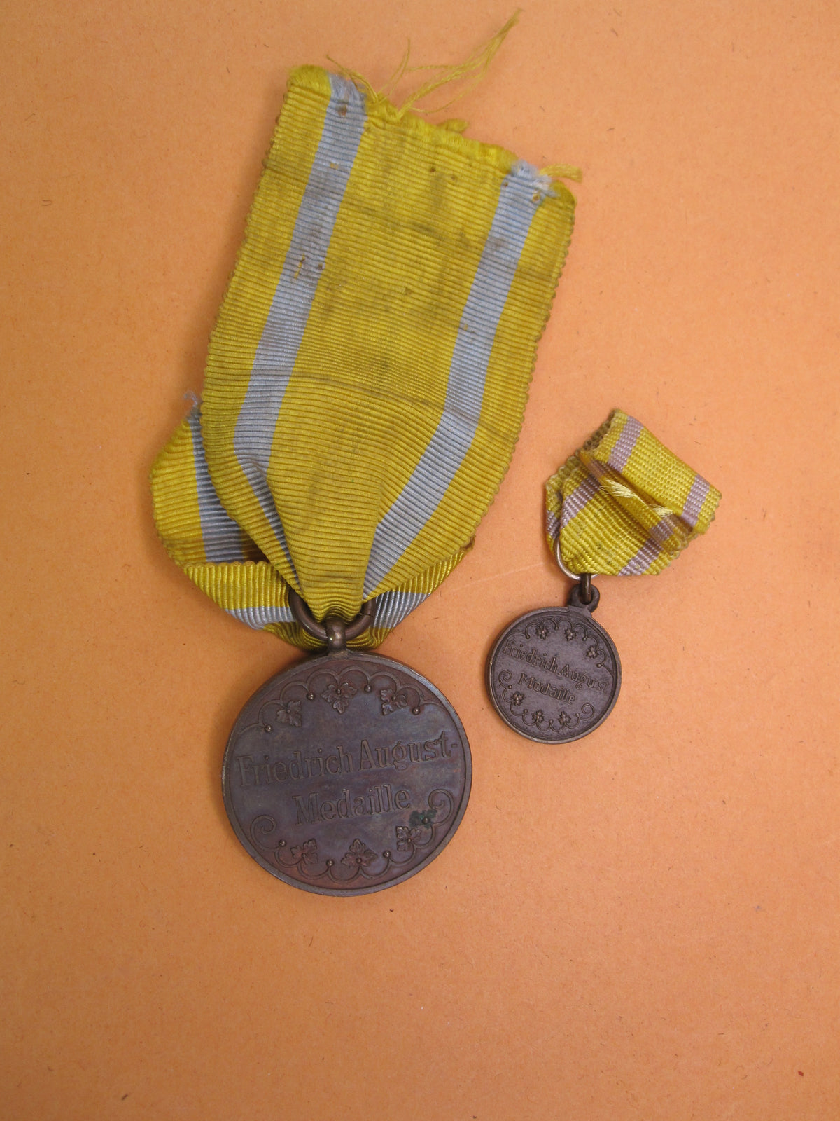 Set Sachsen Friedrich August Medaille in Bronze im Verleihungsetui mit Miniatur