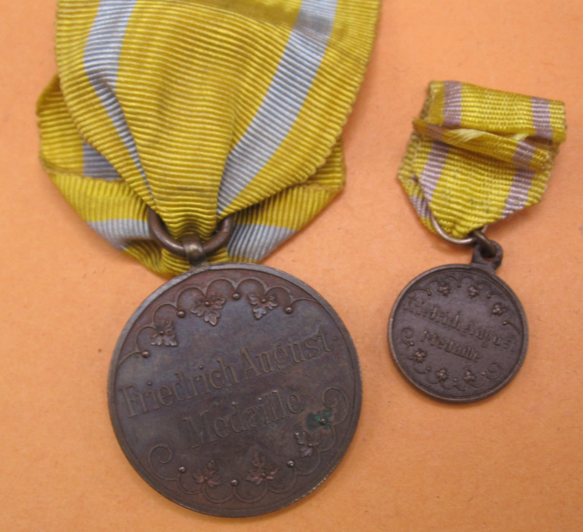 Set Sachsen Friedrich August Medaille in Bronze im Verleihungsetui mit Miniatur