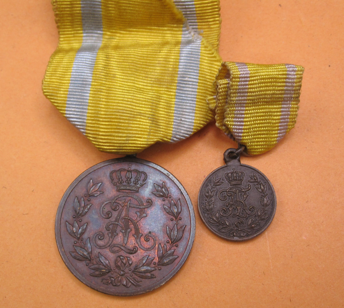 Set Sachsen Friedrich August Medaille in Bronze im Verleihungsetui mit Miniatur