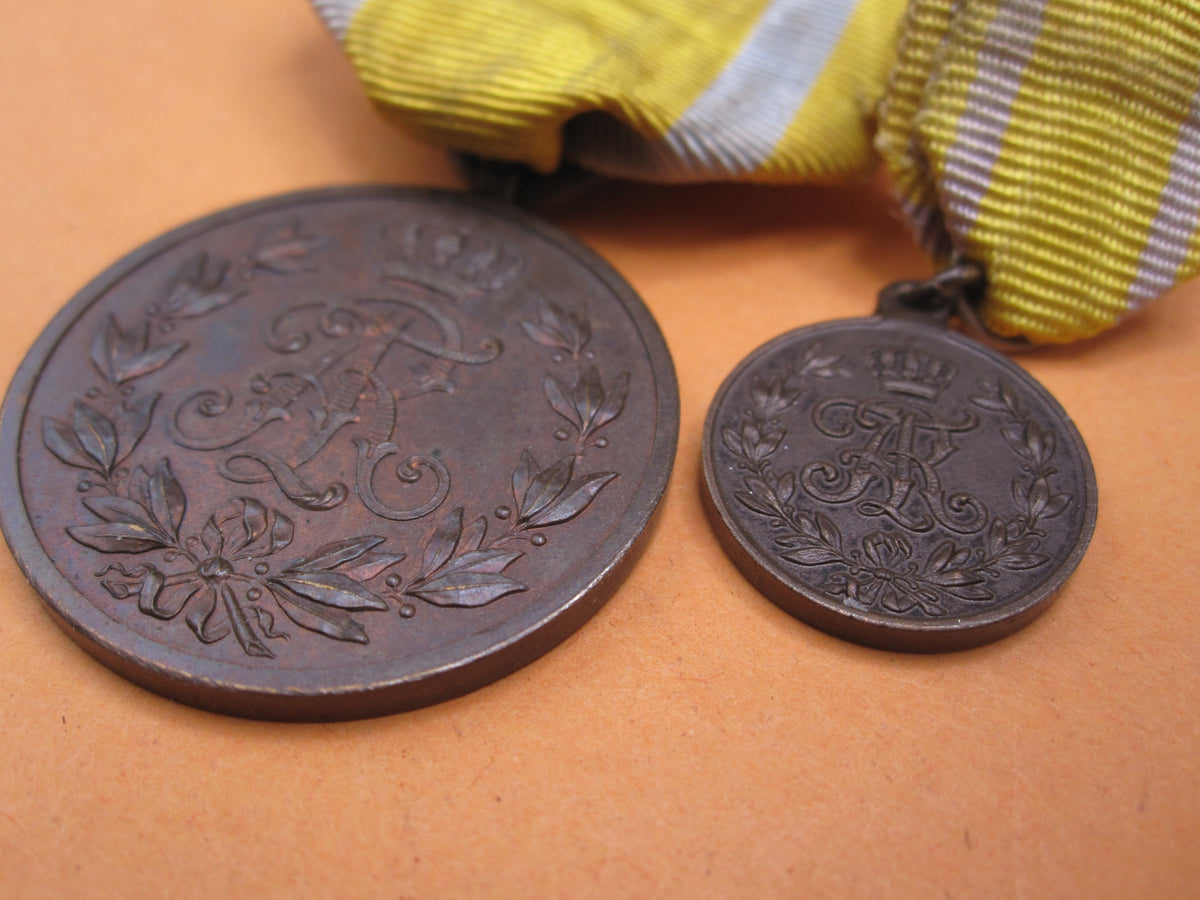 Set Sachsen Friedrich August Medaille in Bronze im Verleihungsetui mit Miniatur