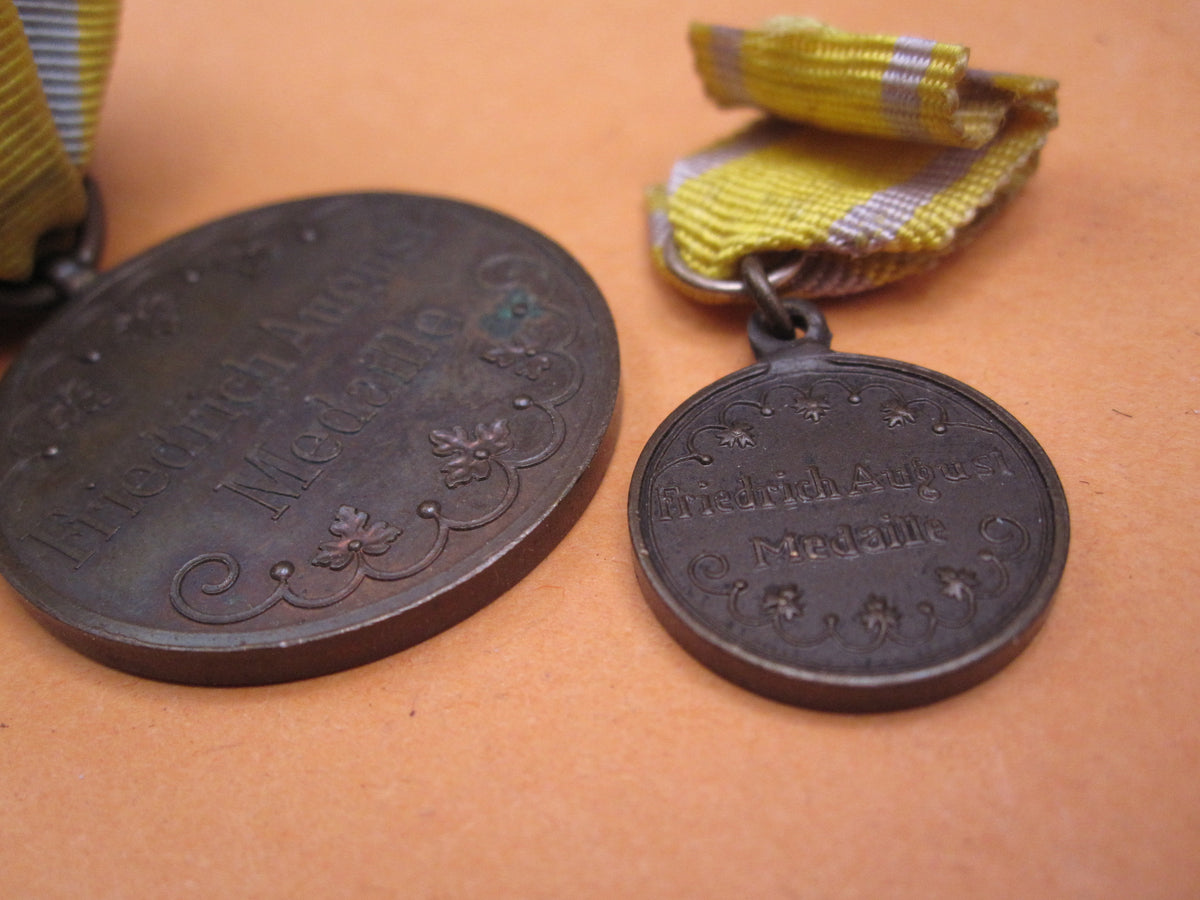 Set Sachsen Friedrich August Medaille in Bronze im Verleihungsetui mit Miniatur