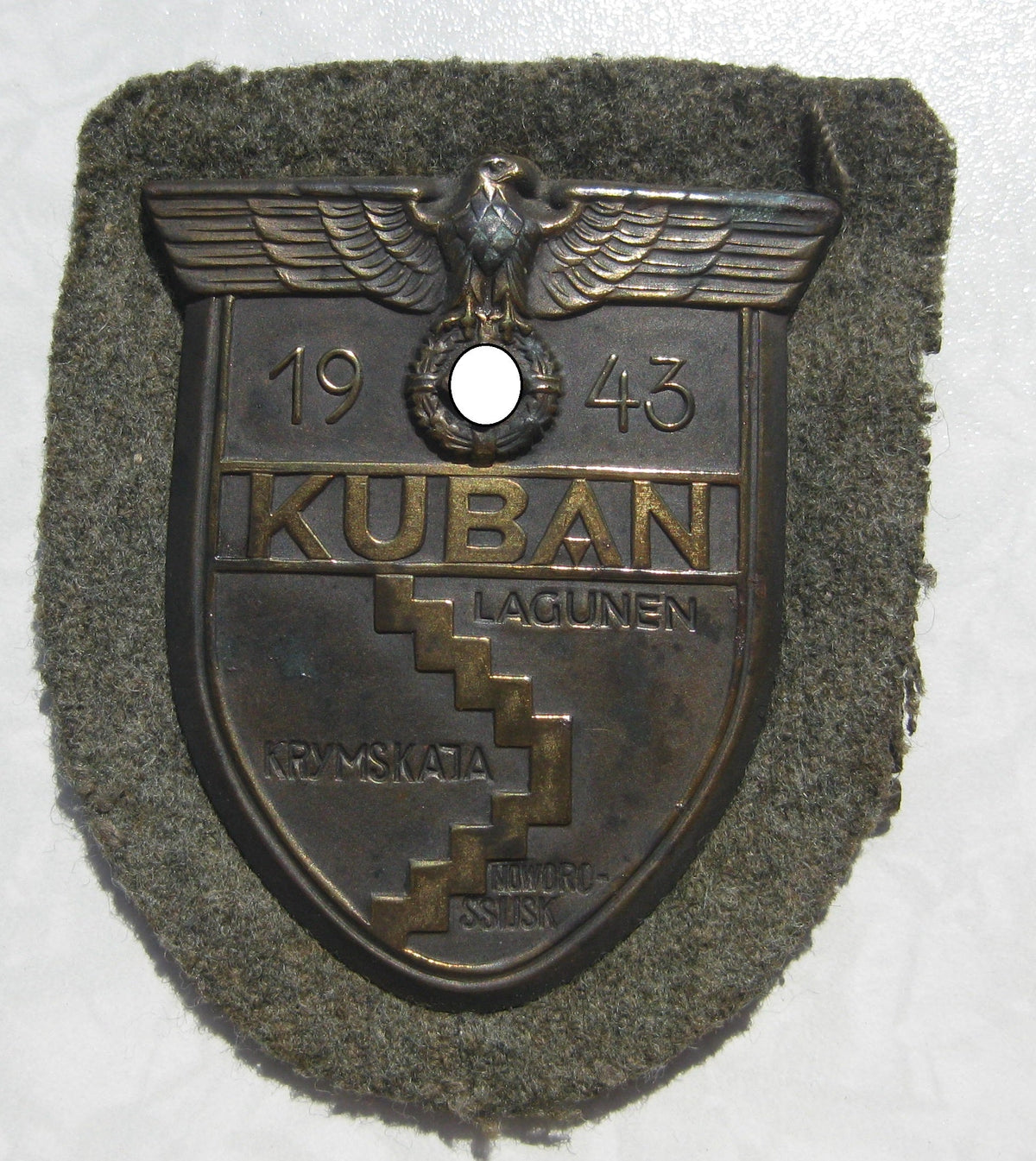 H.W.  -  -  Kubanschild 1943