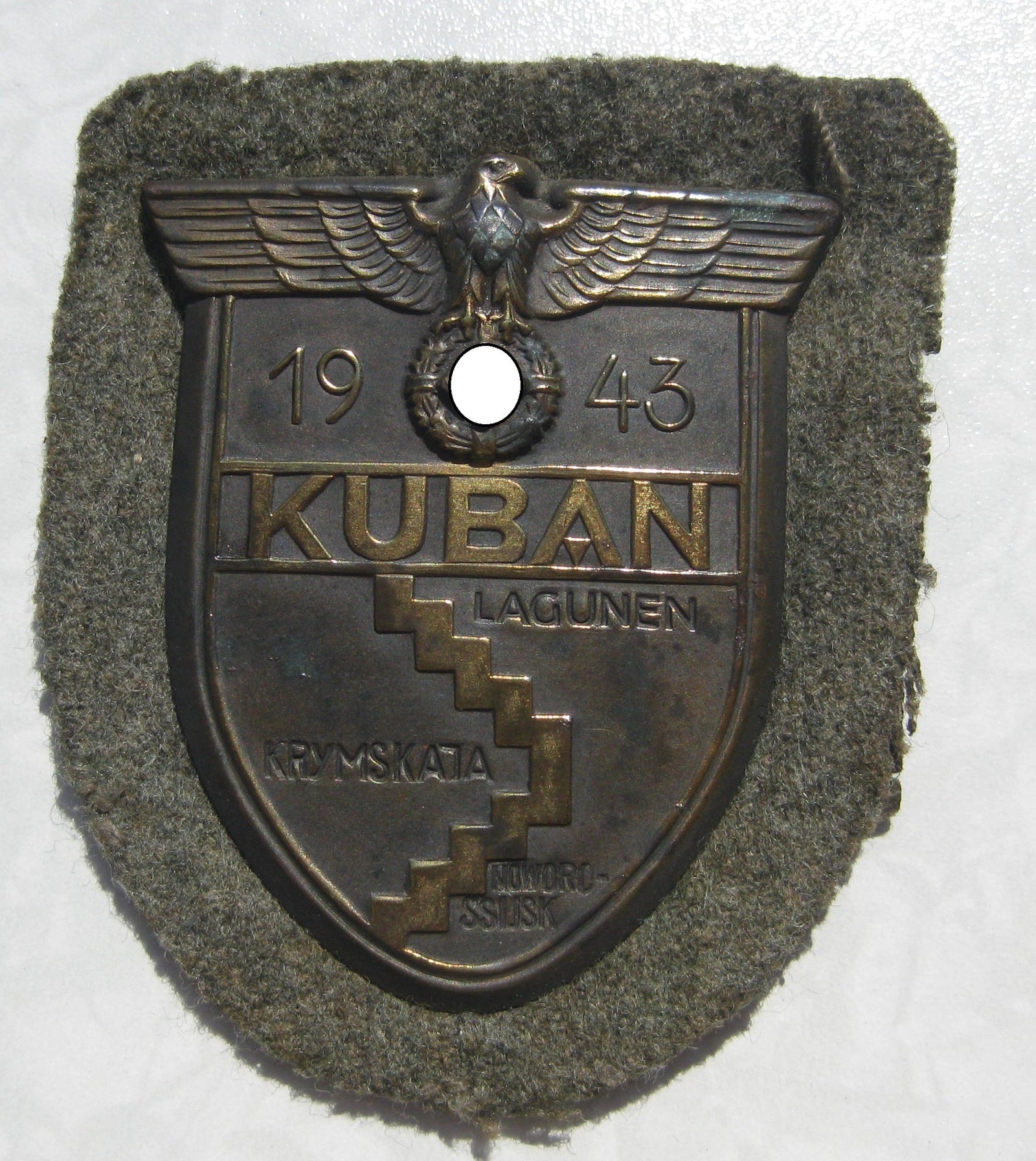 H.W.  -  -  Kubanschild 1943