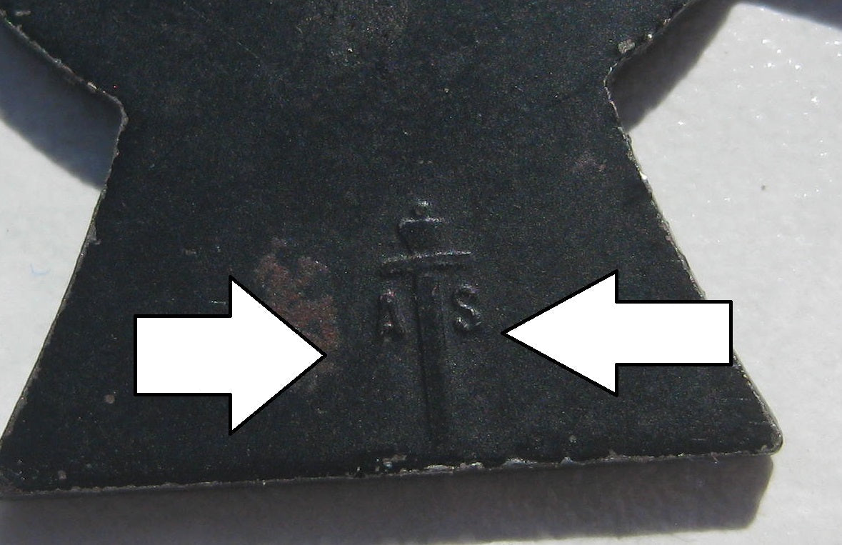 H.W.  -    -  Ehrenkreuz des 1.Weltkrieges gefallener Frontkämpfer Hersteller: "AS"