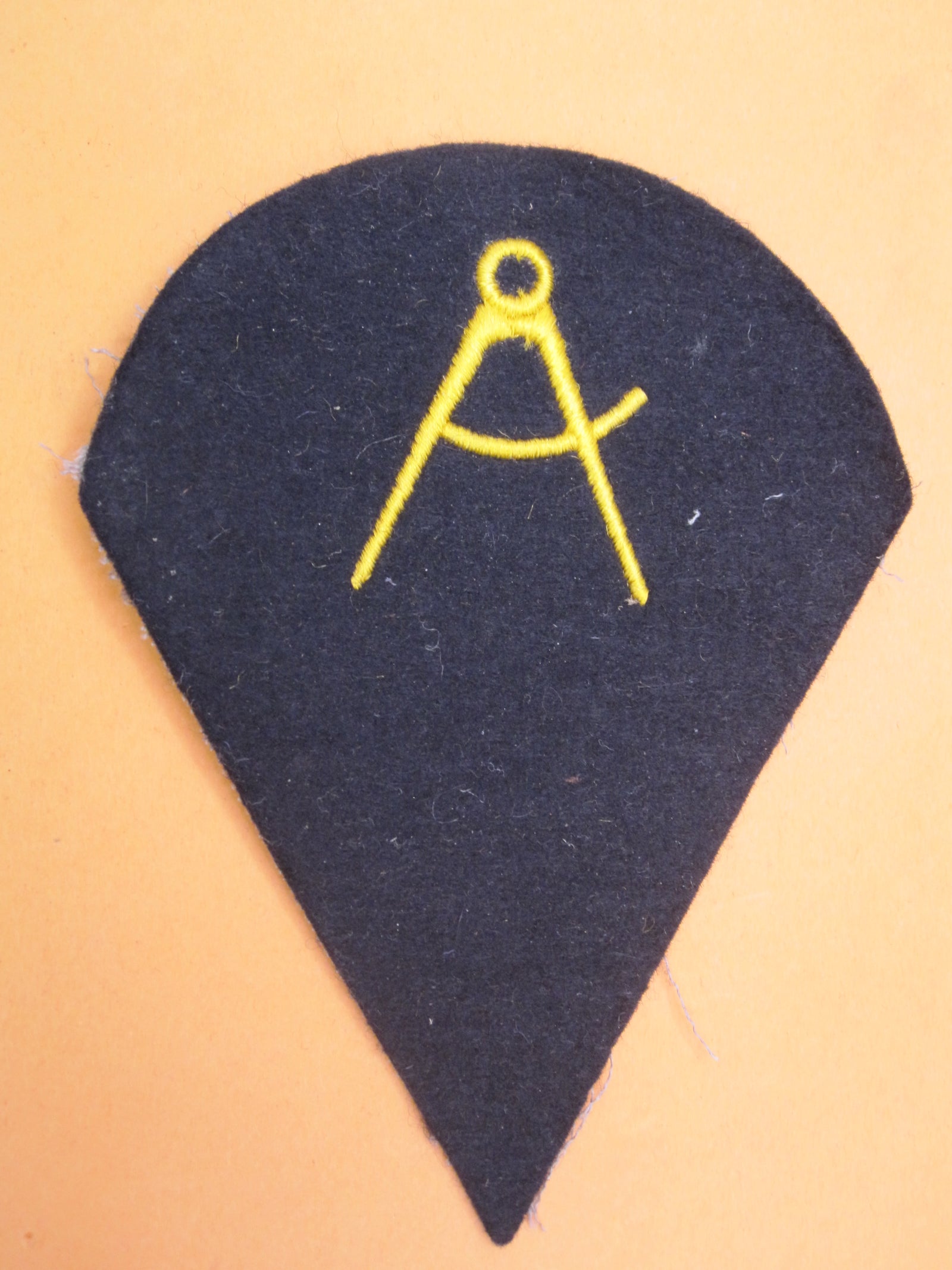 H.W.  -  -   ORIGINAL Abzeichen Zimmermannsaufbahn