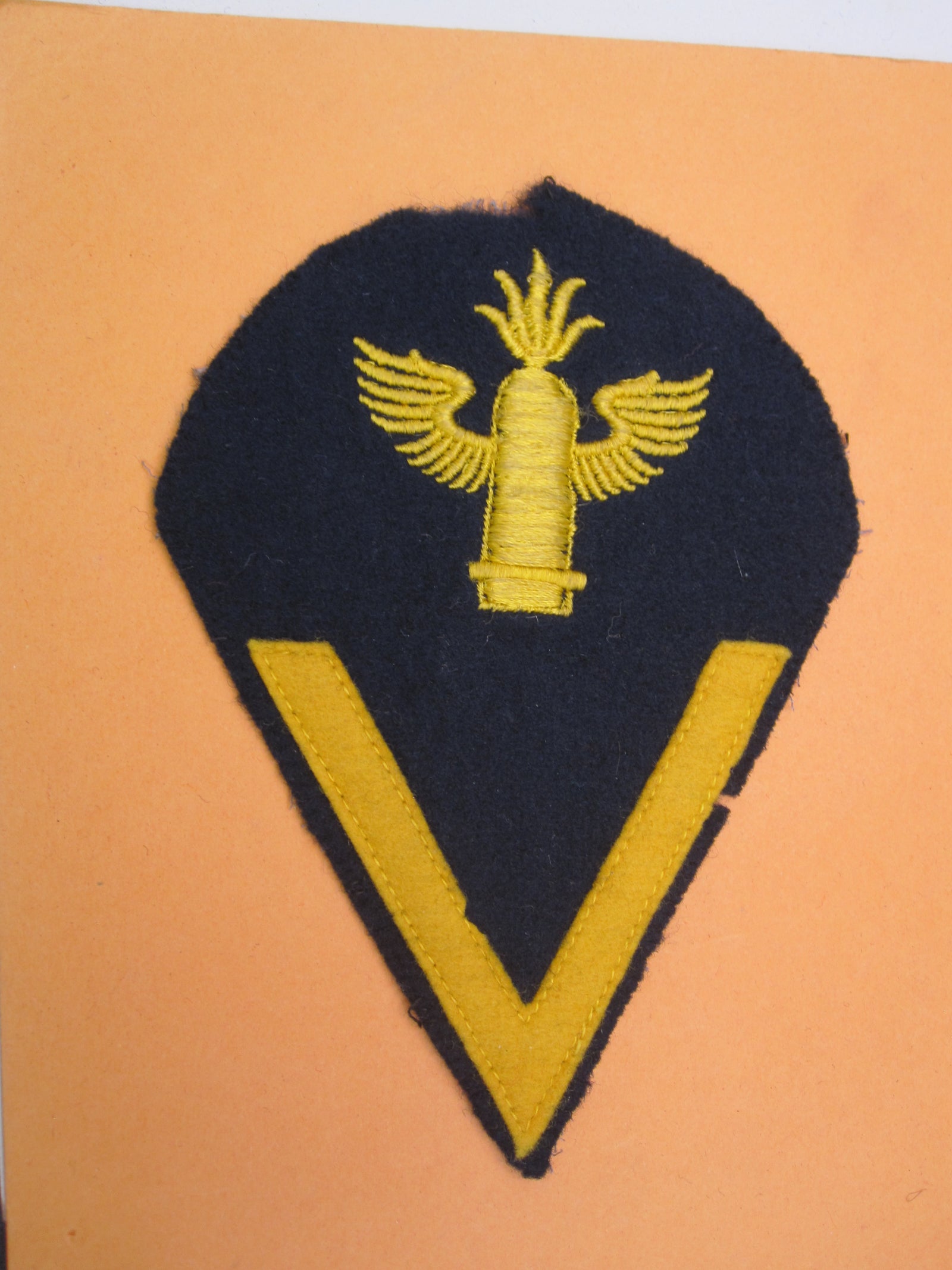 H.W.  -  -   ORIGINAL Abzeichen Artillerielaufbahn