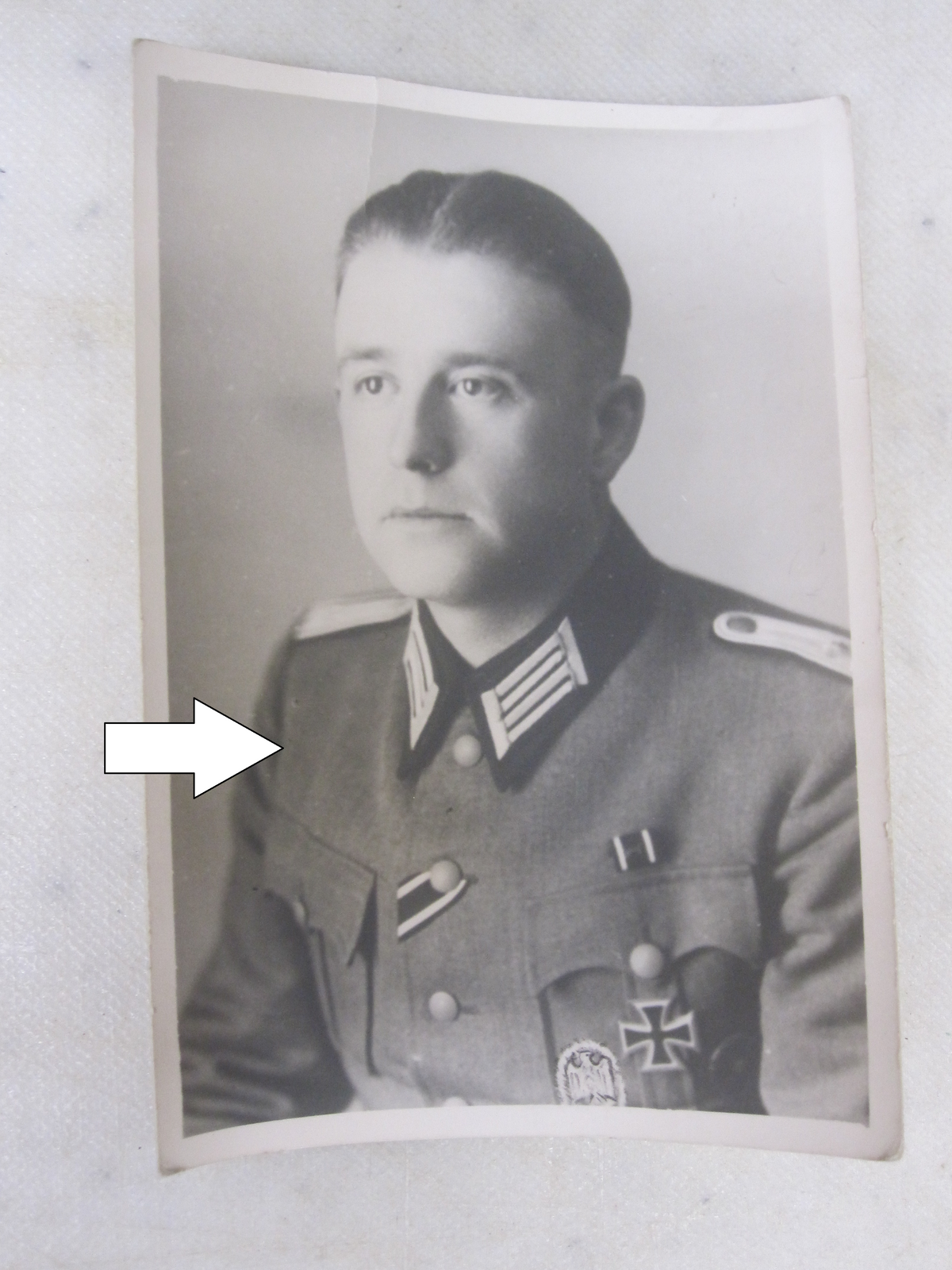 Uniformfoto Offizier Oberleutnant in Felduniform Dienstuniform mit Auszeichnungen