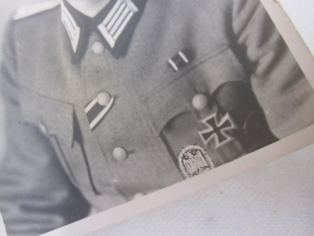 Uniformfoto Offizier Oberleutnant in Felduniform Dienstuniform mit Auszeichnungen