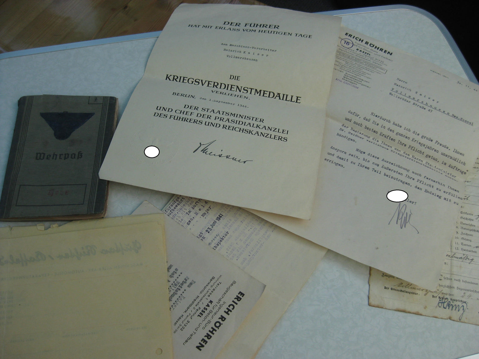 Verleihungsurkunde zur Kriegsverdienstmedaille & Wehrpaß Kassel