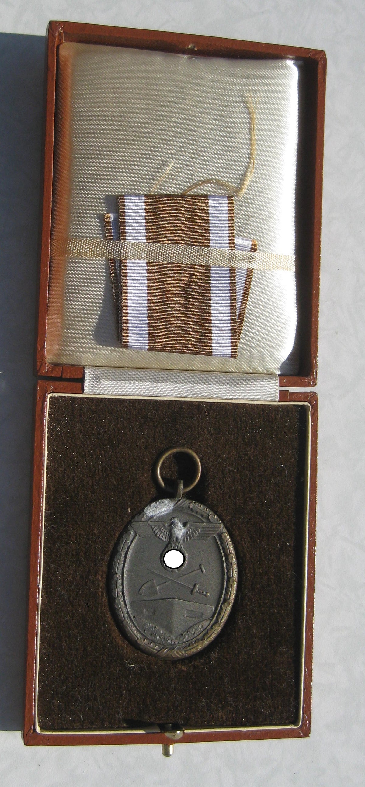 Verleihungsetui mit Schutzwall Ehrenzeichen - Sammleranfertigung-