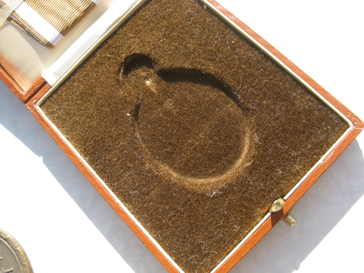 Verleihungsetui mit Schutzwall Ehrenzeichen - Sammleranfertigung-