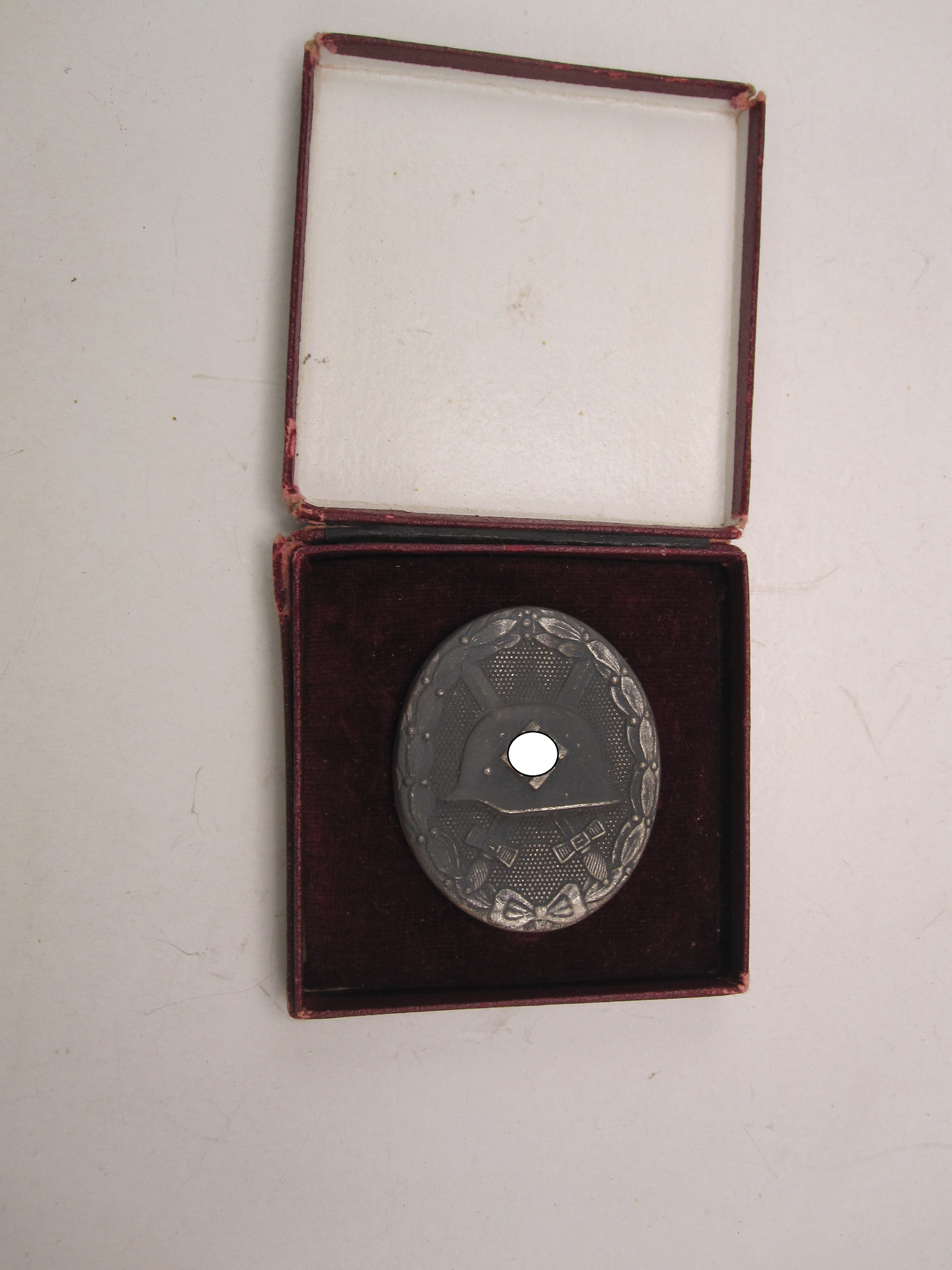 Verwundetenabzeichen 1939 in Silber Hersteller: "65" in Verleihungsschachtel