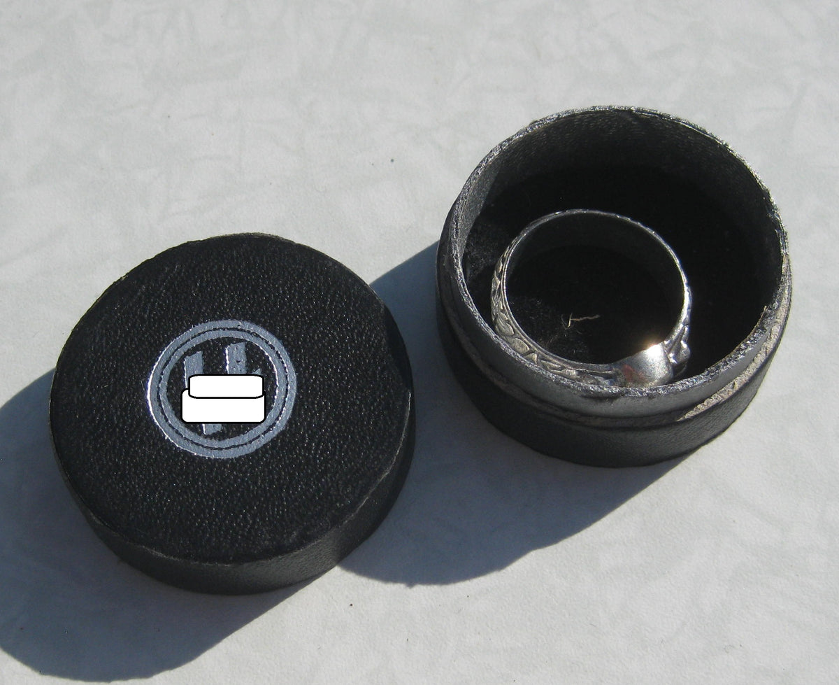 Totenkopfring der Waffen-SS Fingerring Silberring Ehrenring in Schachtel