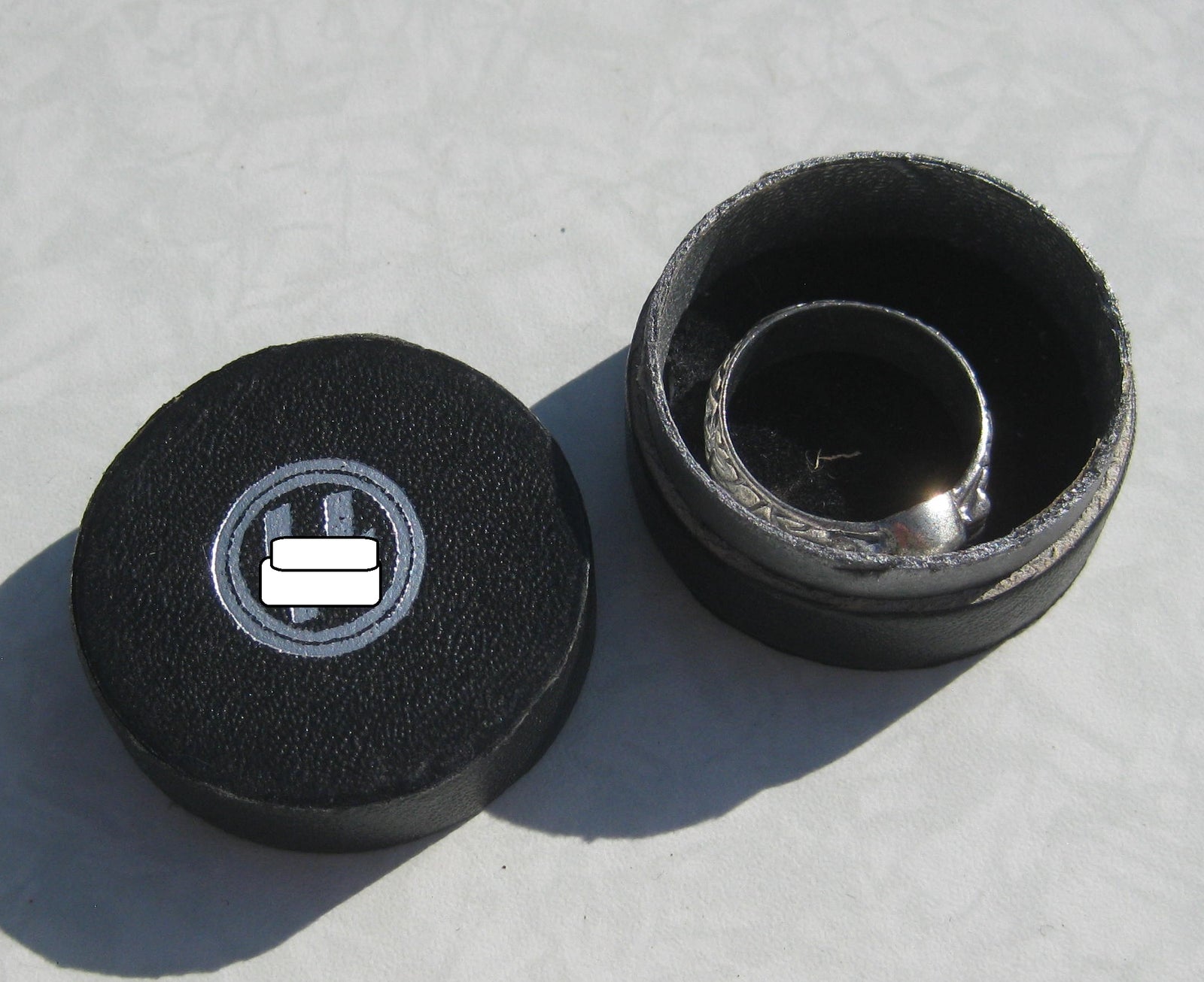 Totenkopfring der Waffen-SS Fingerring Silberring Ehrenring in Schachtel