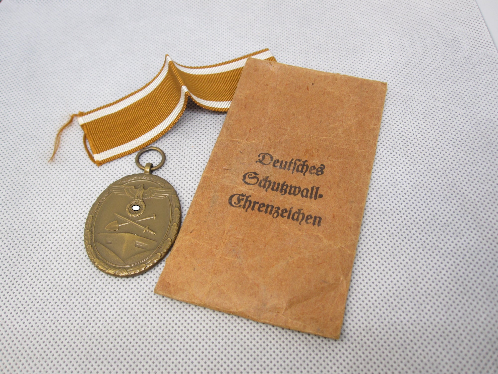 Schutzwallmedaille Deutsches Schutzwall Ehrenzeichen Hersteller: E. Schmidthäussler Mint Condition