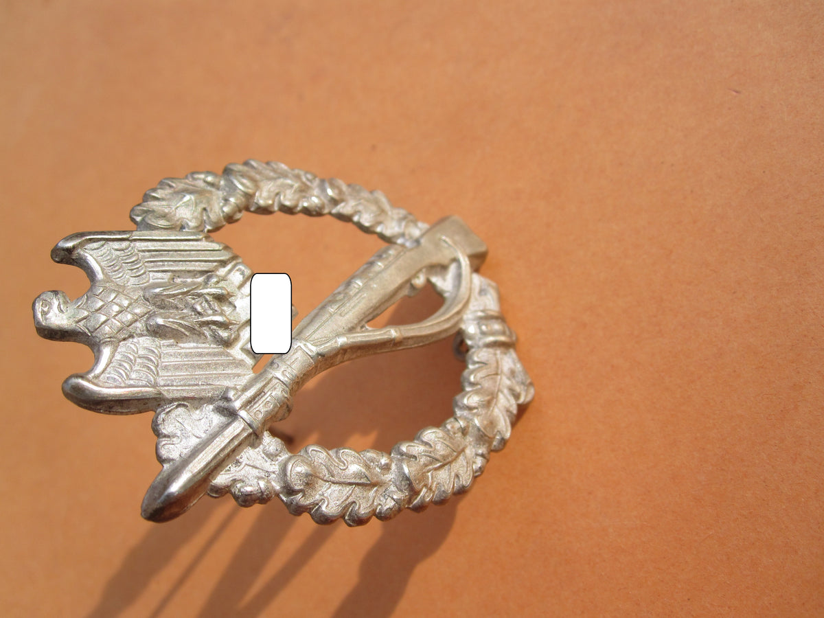 !!! BUNTMETALL !!!  Hohlprägung des Infanterie Sturmabzeichen (ISA) des Heeres in Silber Mint Condition