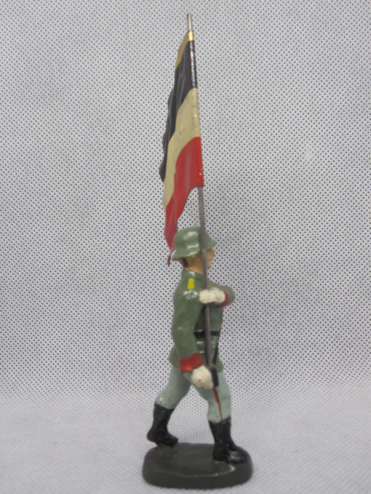 ELESTOLIN Wehrmacht Fahnenträger  -marschierend-