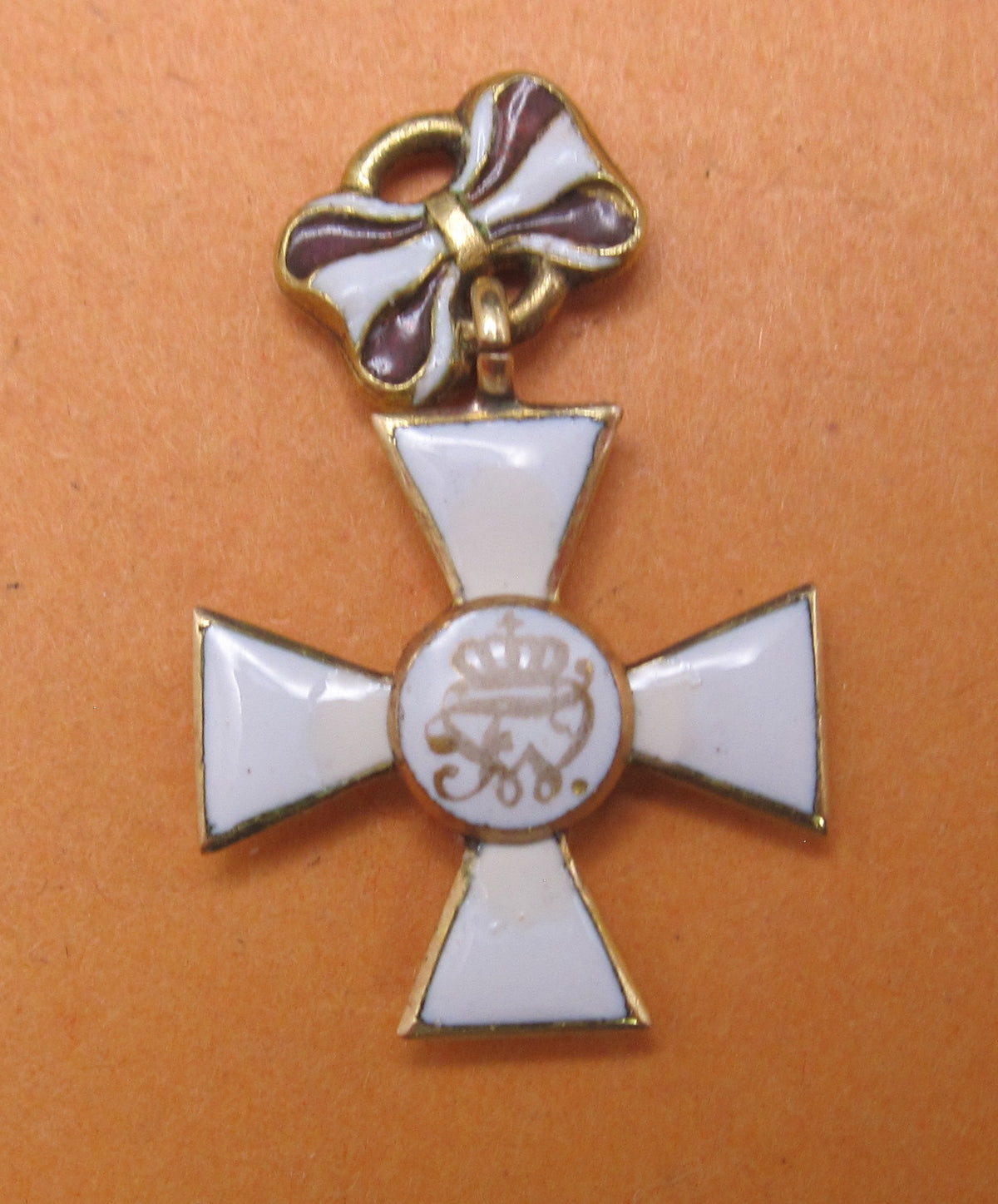 H.W.  - -  lila Roter Adler Orden 3.Klasse echt GOLD mit Schleife