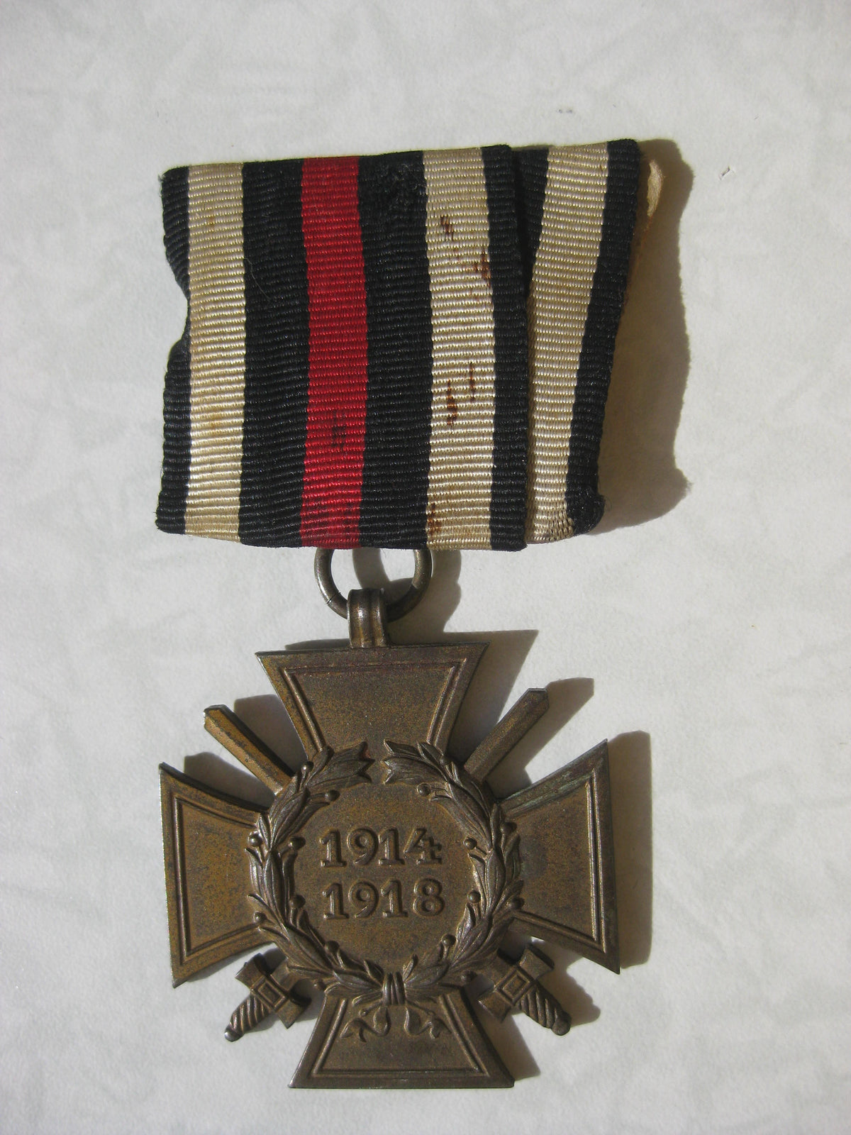 Ehrenkreuz für Frontkämpfer 1914 - 1918 Hersteller: Eisen/bronziert, am Ordensband  Hersteller:  R.V.9