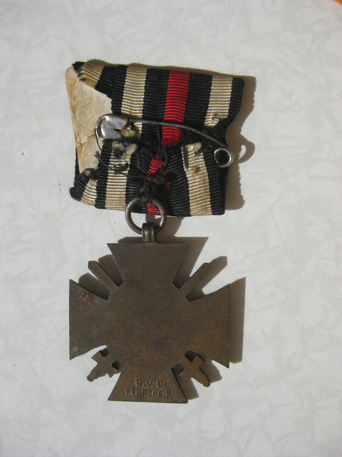 Ehrenkreuz für Frontkämpfer 1914 - 1918 Hersteller: Eisen/bronziert, am Ordensband  Hersteller:  R.V.9