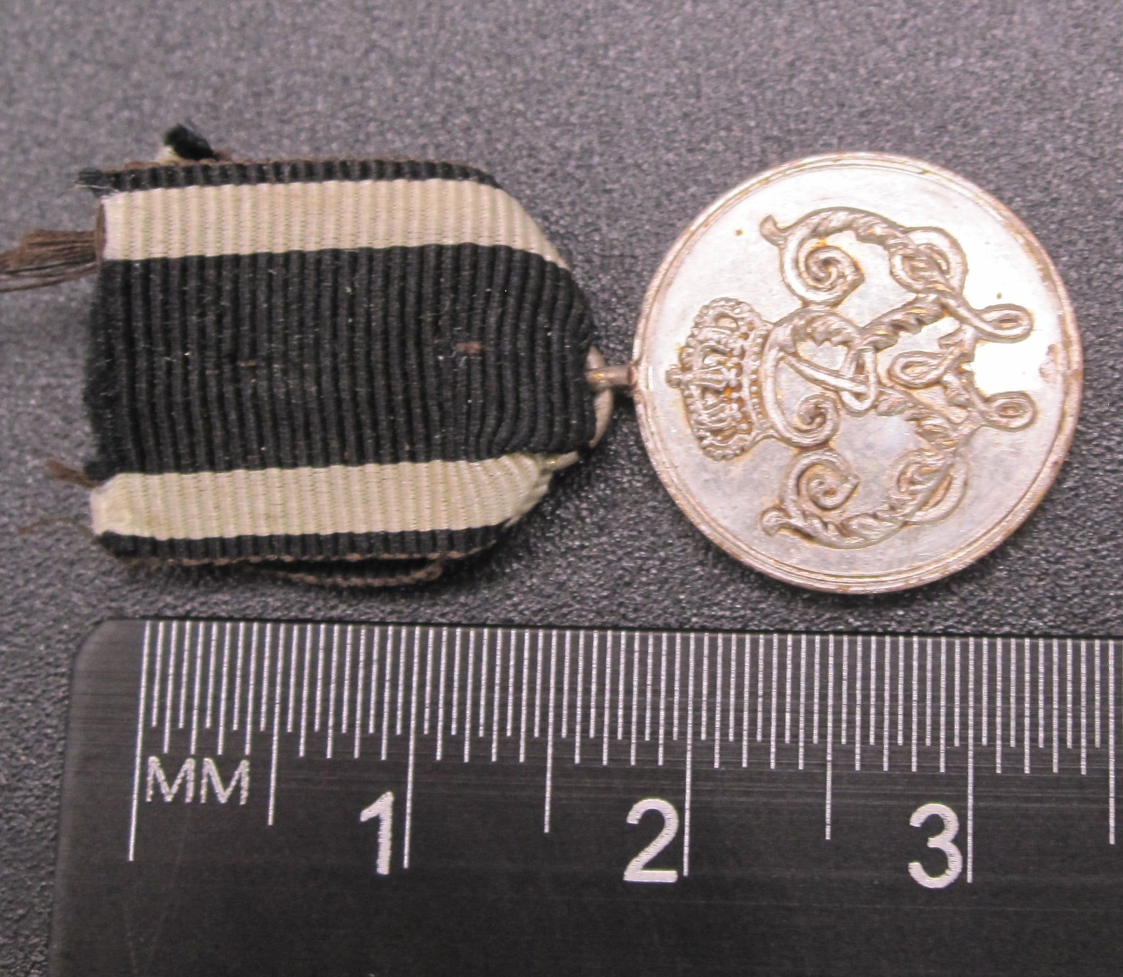 H.W.  -   -   Miniaturorden Preußen Kriegsverdienstmedaille