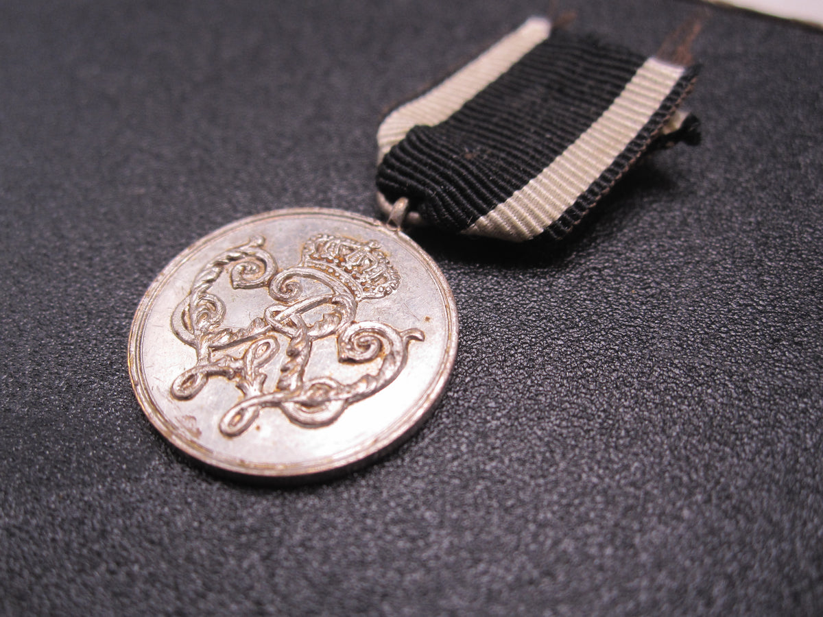 H.W.  -   -   Miniaturorden Preußen Kriegsverdienstmedaille