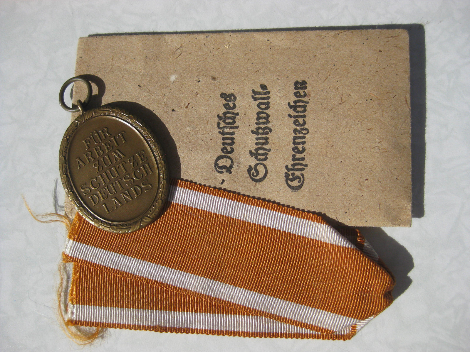 Schutzwallmedaille Deutsches Schutzwall Ehrenzeichen Hersteller: Carl Poelath Mint Condition