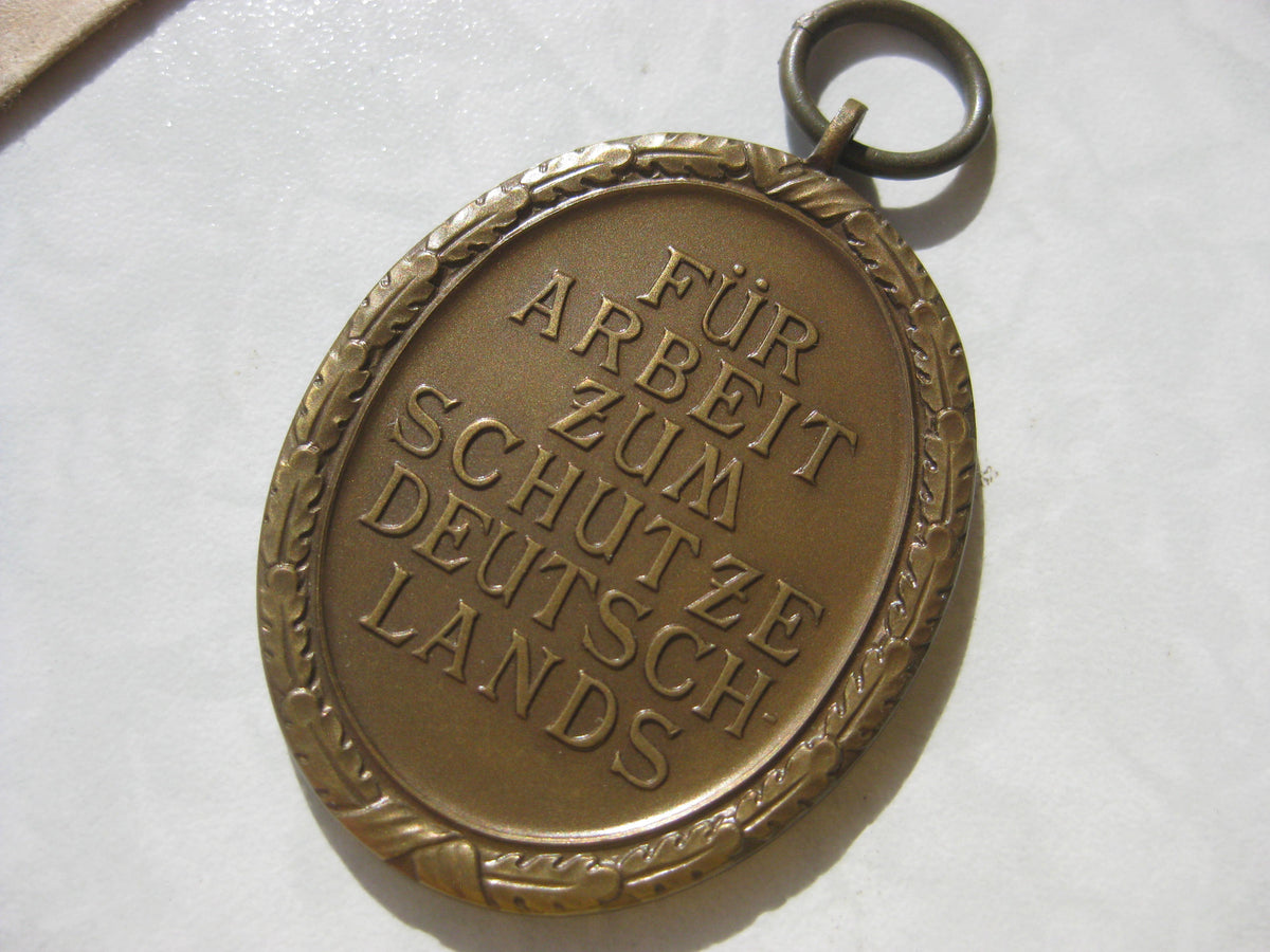 Schutzwallmedaille Deutsches Schutzwall Ehrenzeichen Hersteller: Carl Poelath Mint Condition