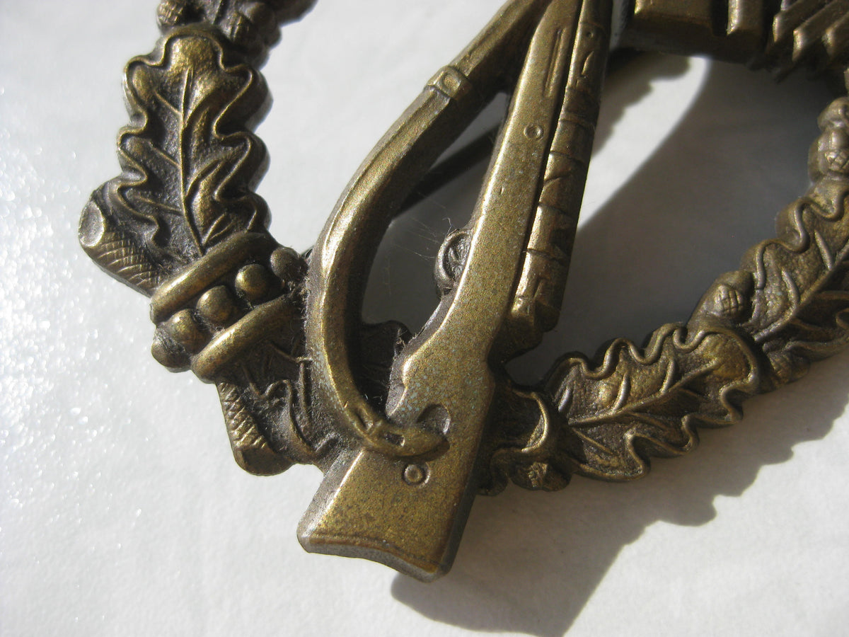 !!! BUNTMETALL !!!  Infanterie Sturmabzeichen (ISA) des Heeres in Bronze Mint Condition