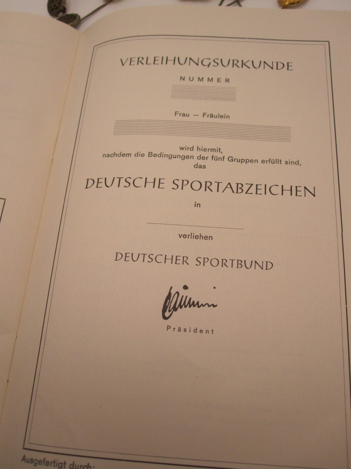 DSB Sportabzeichen Gold Bronze Urkundenheft Orden Bundeswehrabzeichen Sportbund