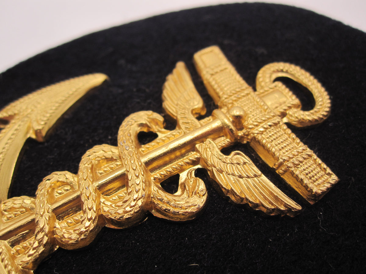 H.W.  -  -     ORIGINAL Tätigkeitsabzeichen Verwaltungs Maat Metallauflage Mint Condition