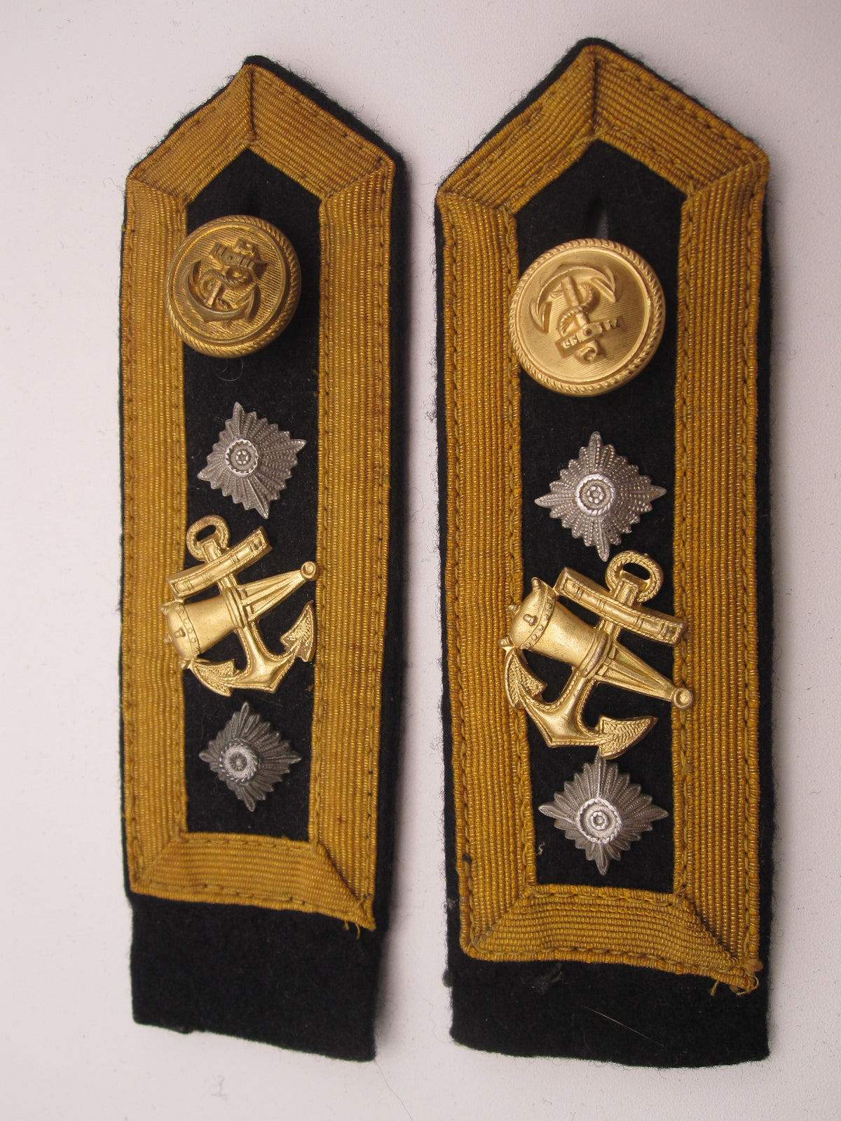 H.W.      ORIGINAL Schulterklappen / Schulterstücke Ober Sperrwaffen Meister der Kriegsmarine Mint Condition