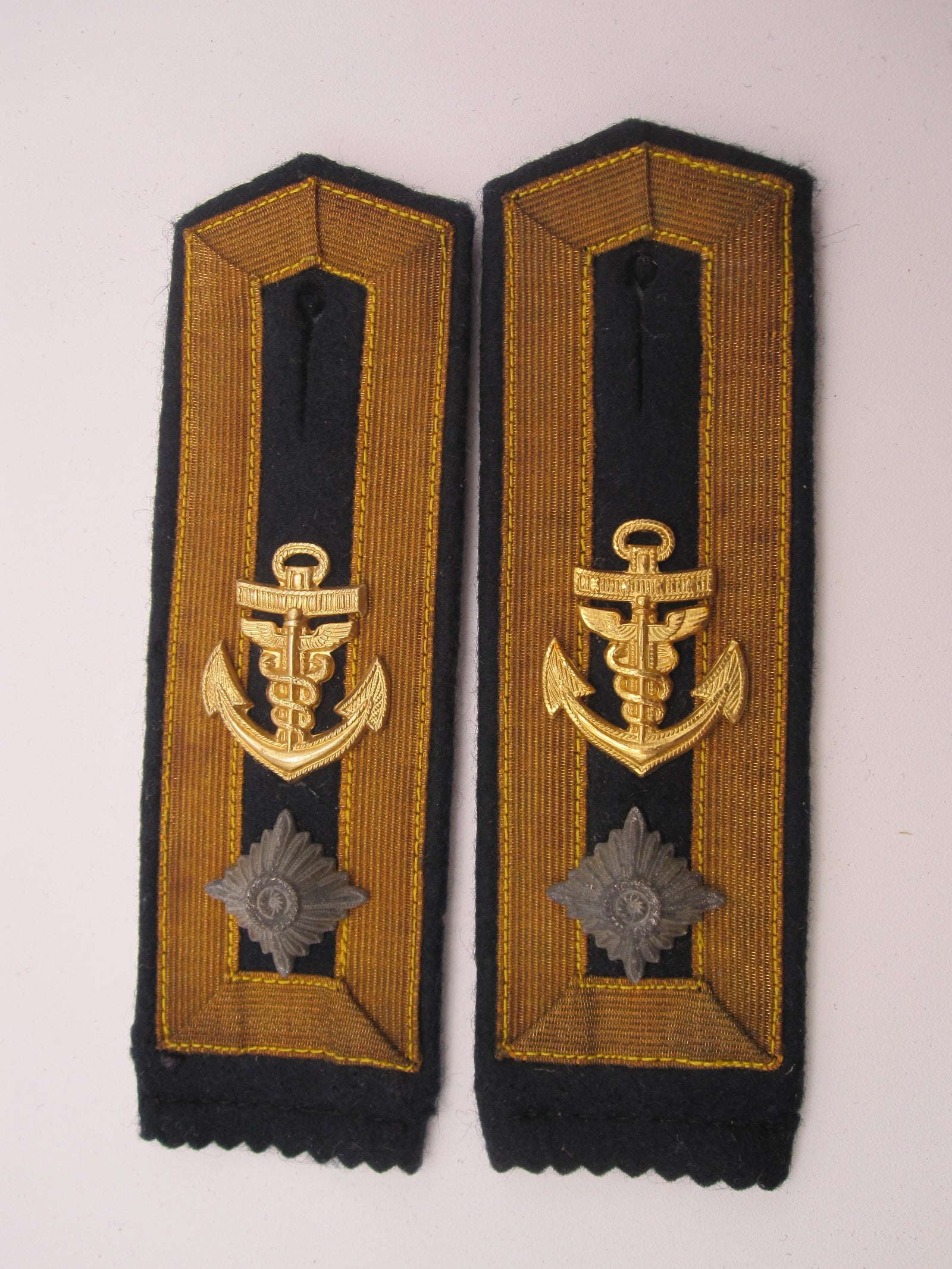 H.W.   -  -    ORIGINAL Schulterklappen / Schulterstücke Verwaltungstruppe Feldwebel der Kriegsmarine Mint Condition
