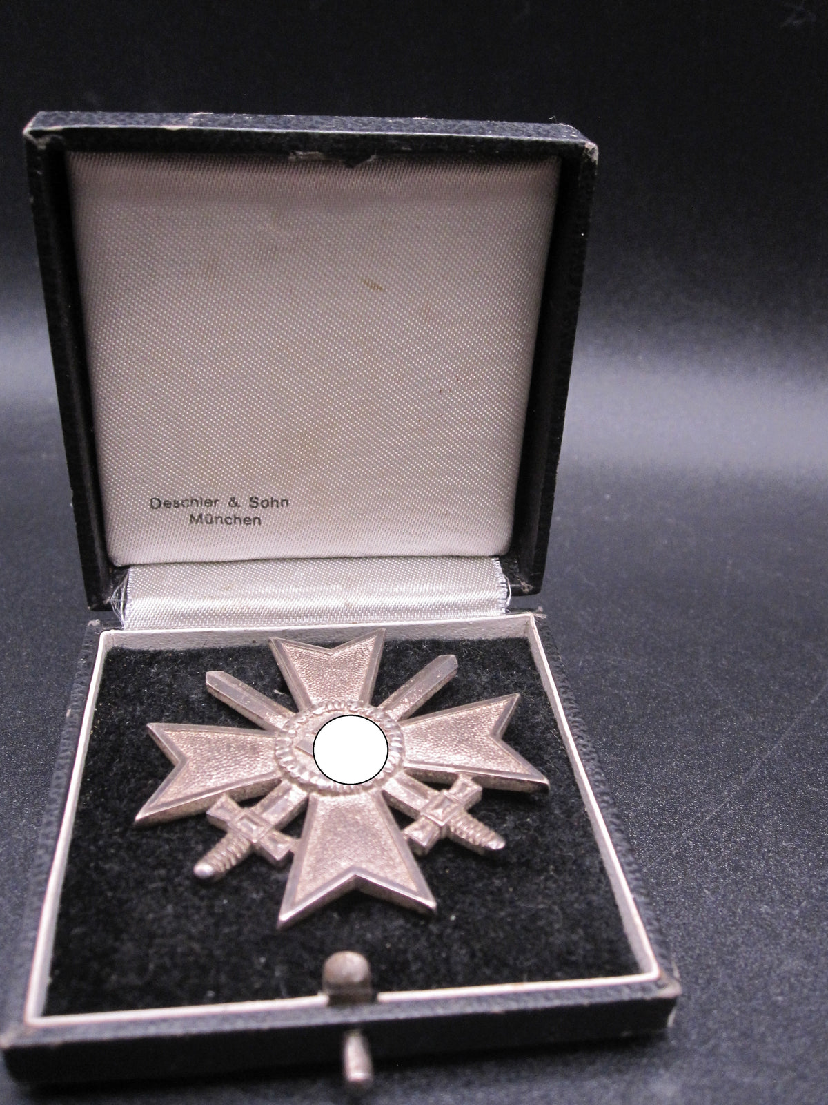 Kriegsverdienstkreuz 1.Klasse mit Schwertern im Verleihungsetui (KVK1/39) Hersteller: „1“