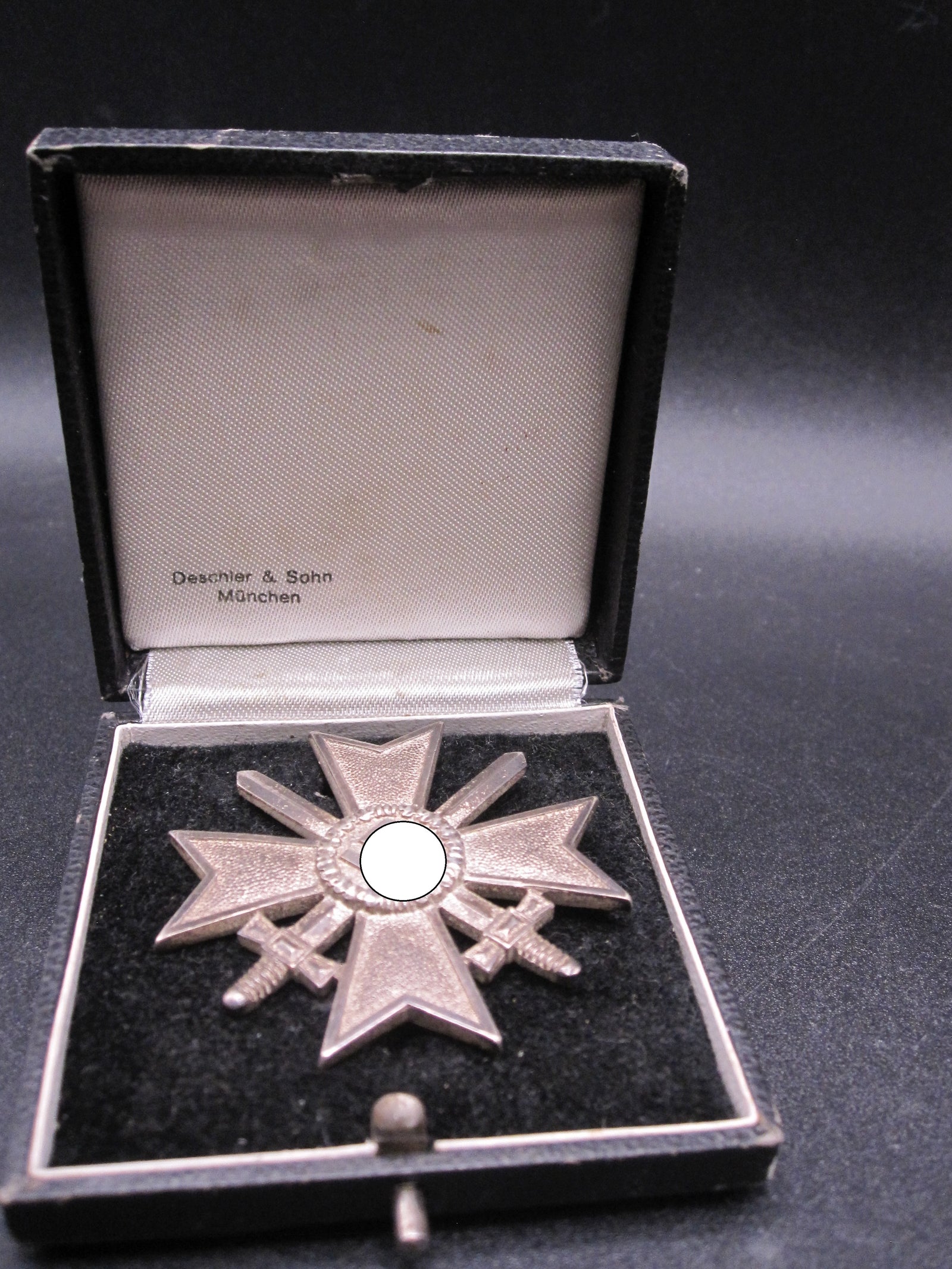 Kriegsverdienstkreuz 1.Klasse mit Schwertern im Verleihungsetui (KVK1/39) Hersteller: „1“