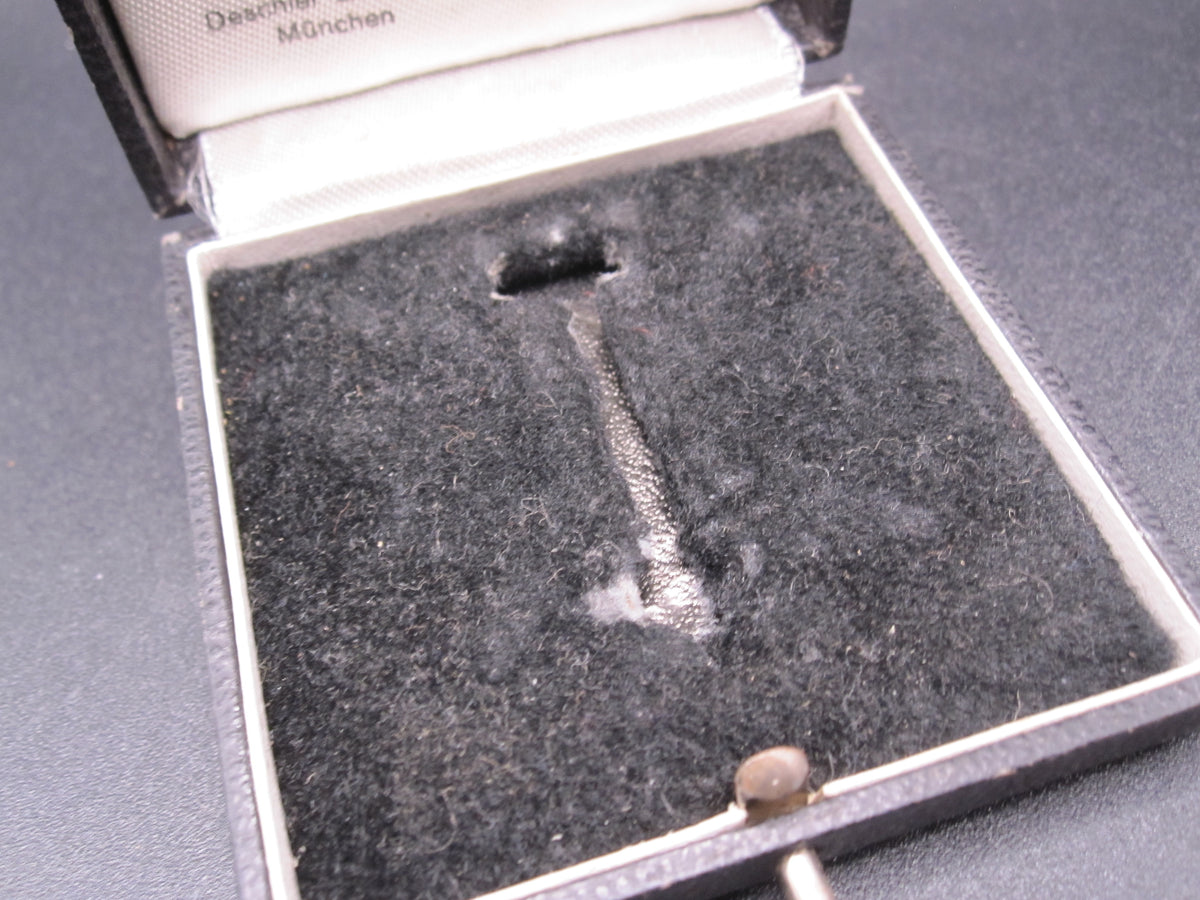 Kriegsverdienstkreuz 1.Klasse mit Schwertern im Verleihungsetui (KVK1/39) Hersteller: „1“