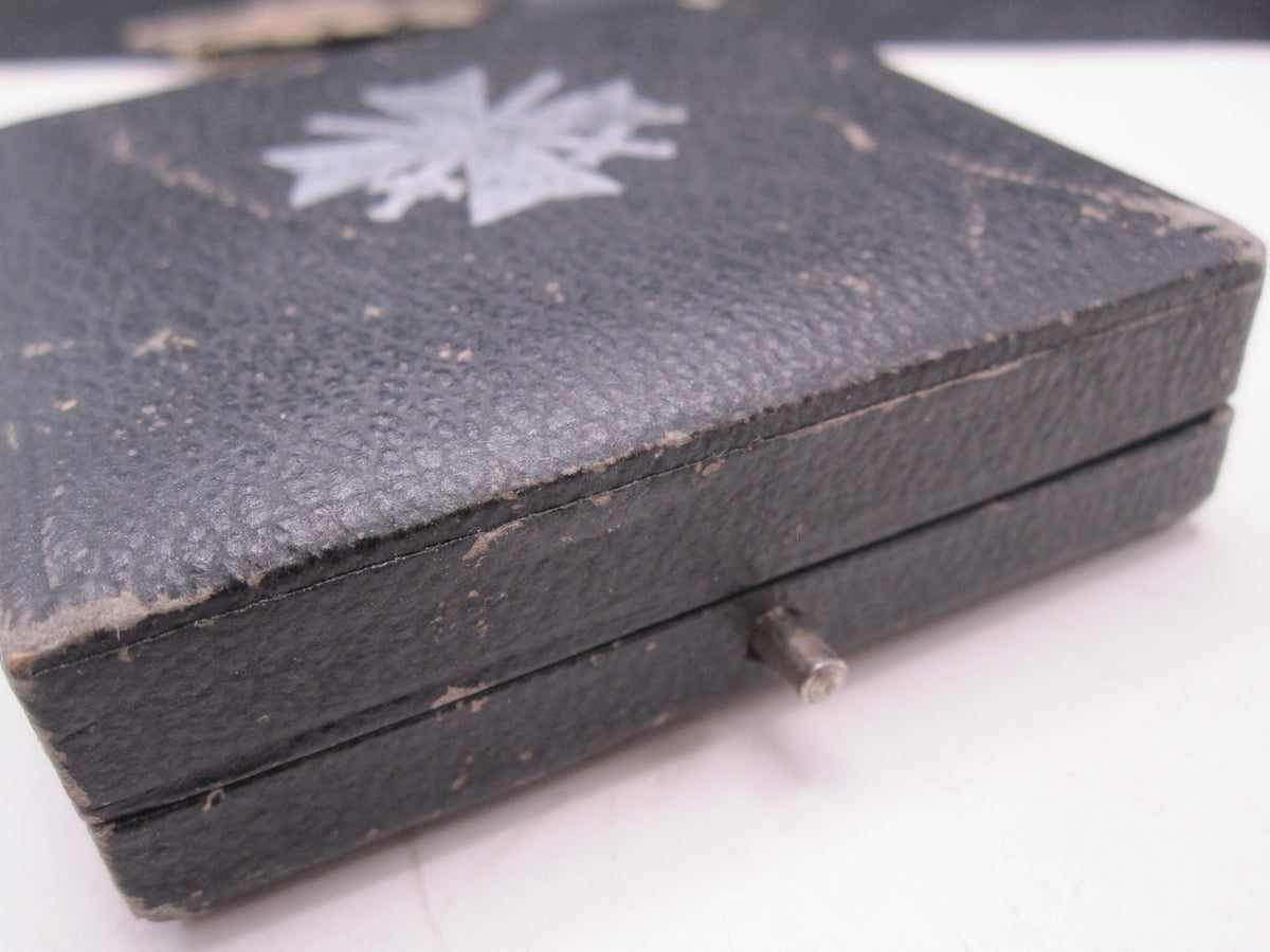 Kriegsverdienstkreuz 1.Klasse mit Schwertern im Verleihungsetui (KVK1/39) Hersteller: „1“