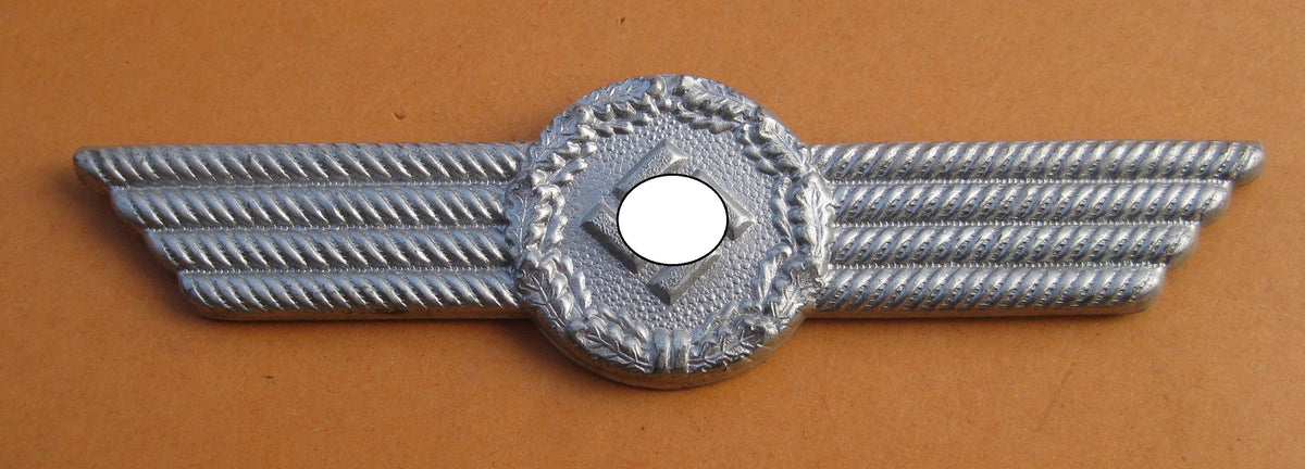 H.W.                           Schirmmützenschwinge für Zivilangestellte / Pförtner Fahrstuhlführer und Flughafenfeuerwehr der Luftwaffe MINT CONDITION