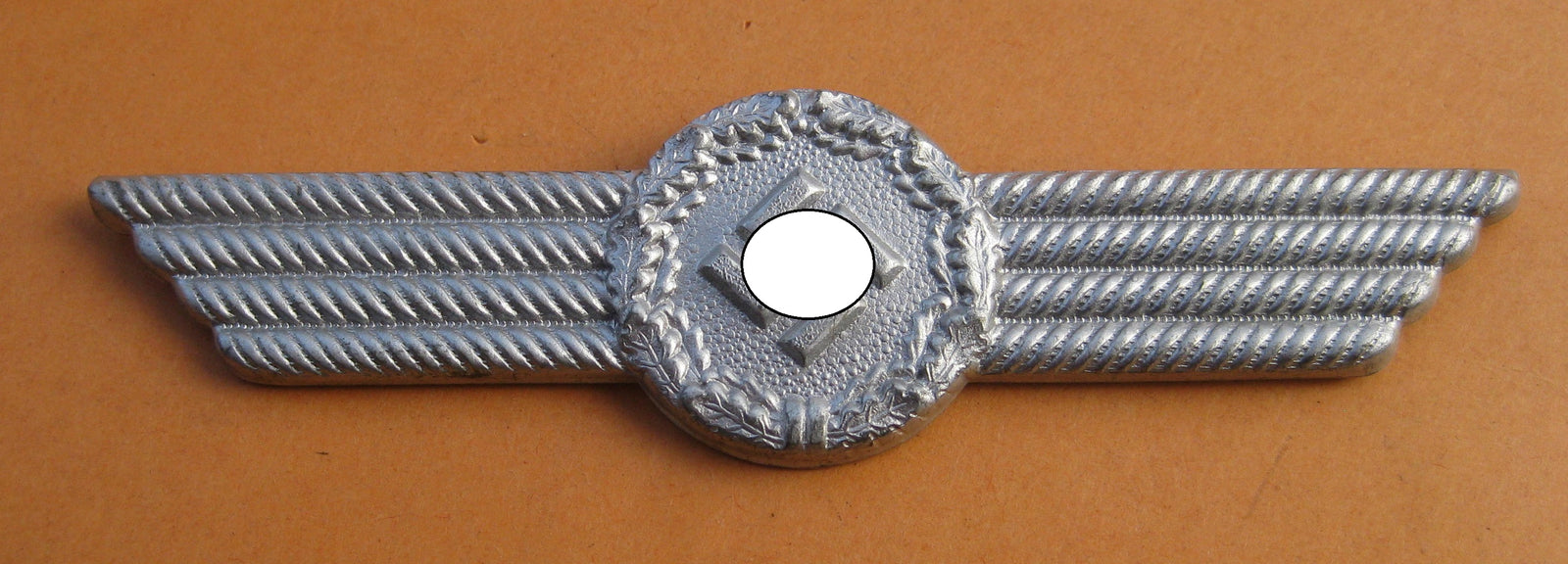 H.W.                           Schirmmützenschwinge für Zivilangestellte / Pförtner Fahrstuhlführer und Flughafenfeuerwehr der Luftwaffe MINT CONDITION