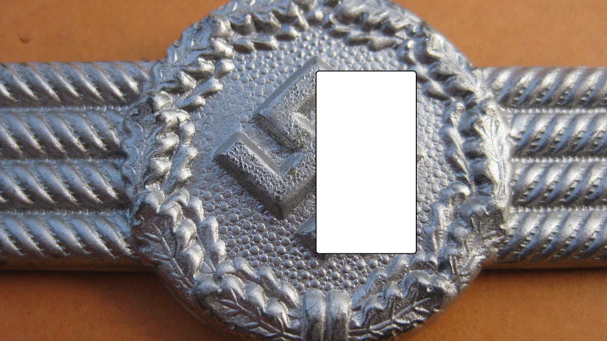 H.W.                           Schirmmützenschwinge für Zivilangestellte / Pförtner Fahrstuhlführer und Flughafenfeuerwehr der Luftwaffe MINT CONDITION