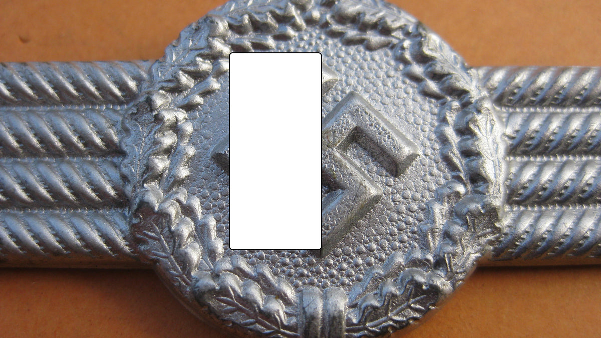 H.W.                           Schirmmützenschwinge für Zivilangestellte / Pförtner Fahrstuhlführer und Flughafenfeuerwehr der Luftwaffe MINT CONDITION