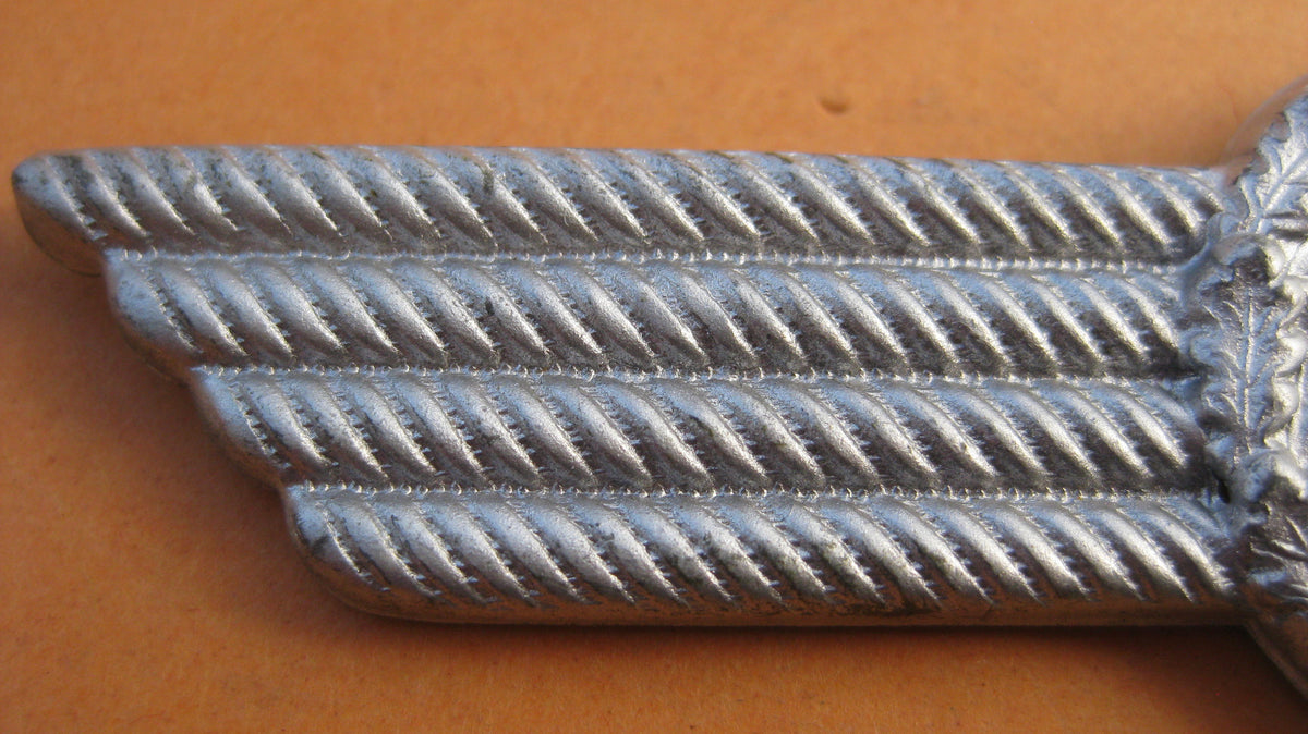 H.W.                           Schirmmützenschwinge für Zivilangestellte / Pförtner Fahrstuhlführer und Flughafenfeuerwehr der Luftwaffe MINT CONDITION