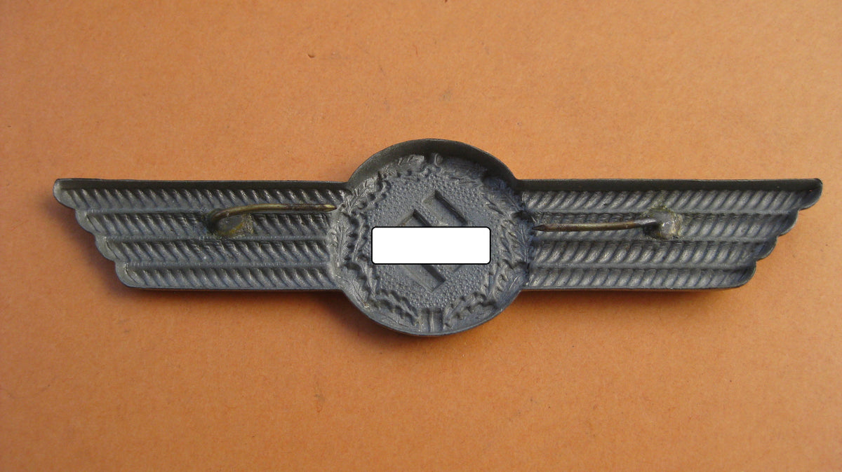H.W.                           Schirmmützenschwinge für Zivilangestellte / Pförtner Fahrstuhlführer und Flughafenfeuerwehr der Luftwaffe MINT CONDITION