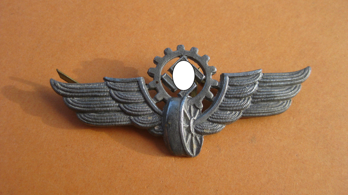 H.W.        Mützenabzeichen für Straßenbahnfahrer (DAF)