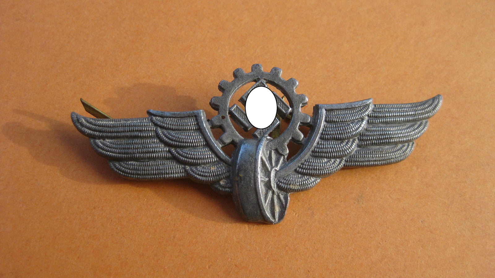 H.W.        Mützenabzeichen für Straßenbahnfahrer (DAF)