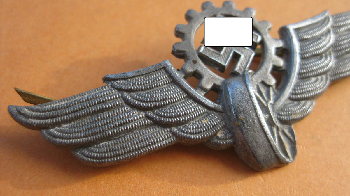 H.W.        Mützenabzeichen für Straßenbahnfahrer (DAF)