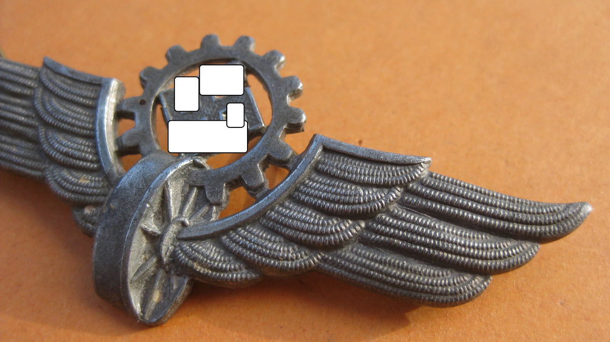 H.W.        Mützenabzeichen für Straßenbahnfahrer (DAF)